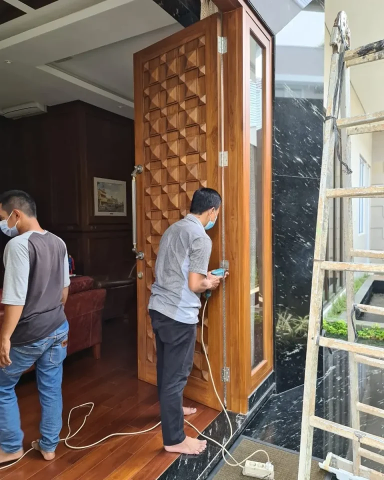 installing pintu utama